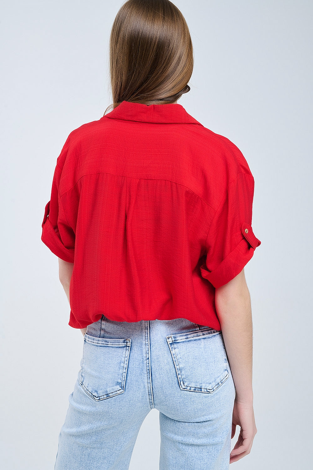 Camisa roja de manga corta con pliegue en la manga