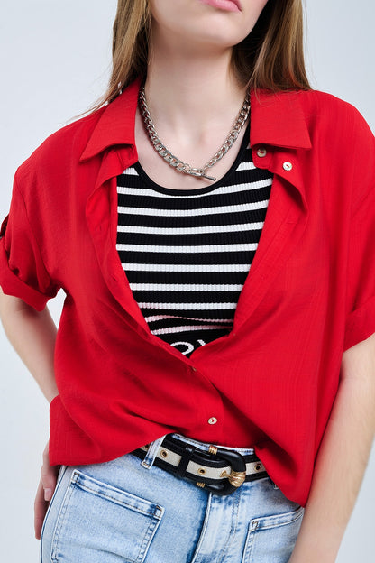 Camisa roja de manga corta con pliegue en la manga