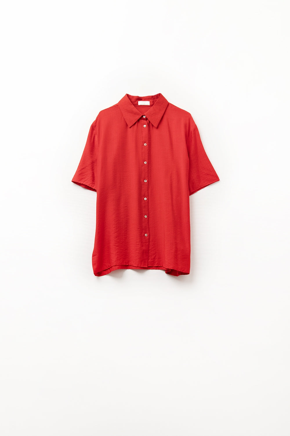 Camisa roja de manga corta con pliegue en la manga