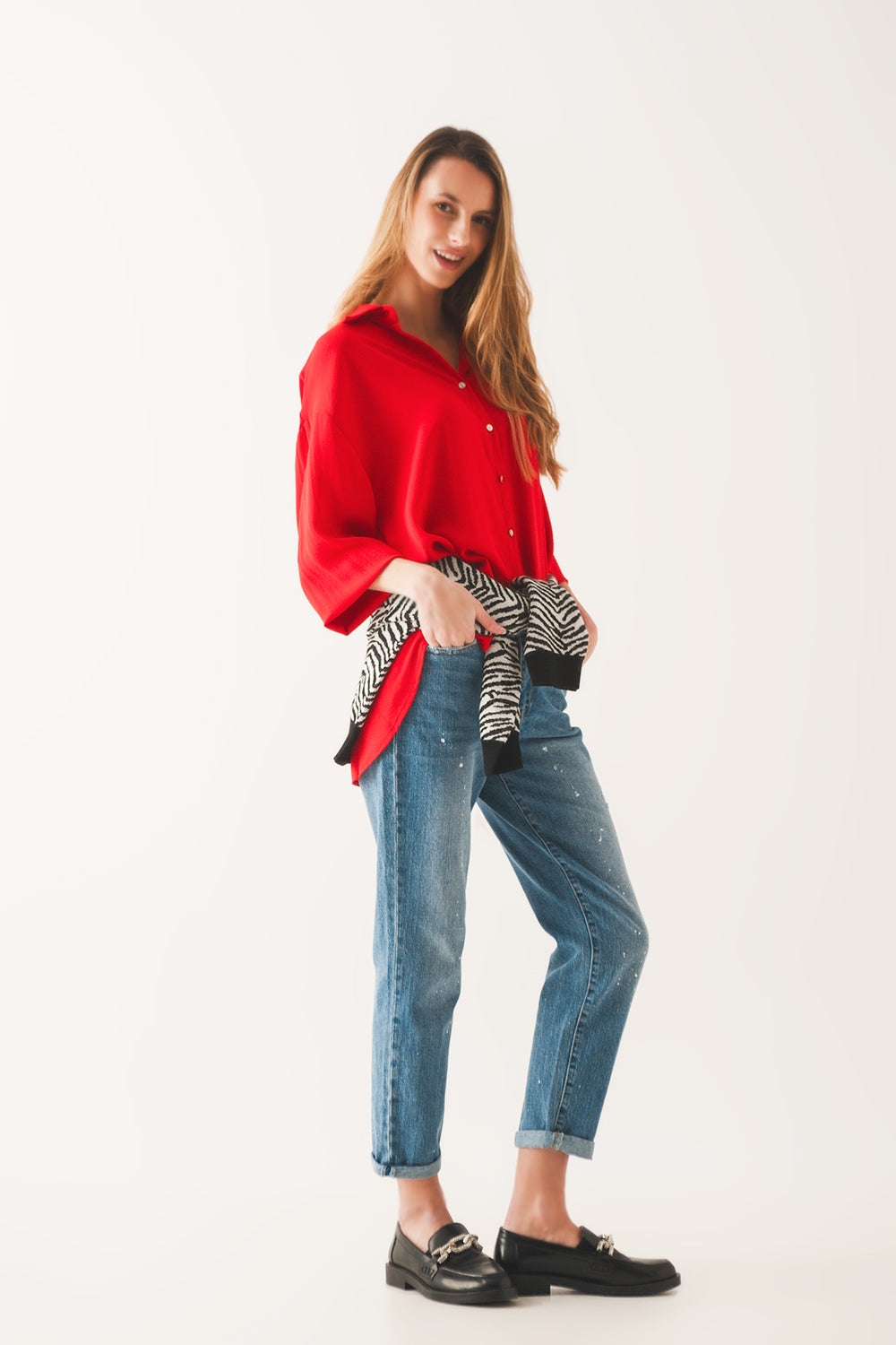 Camisa roja extragrande con detalle de bolsillo