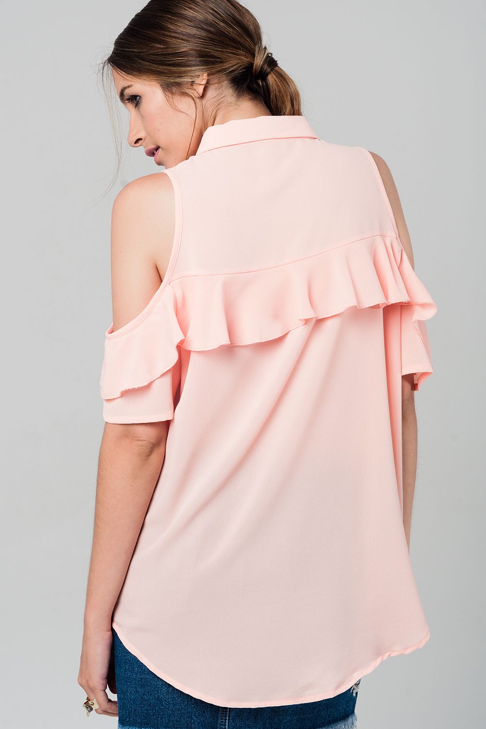Camisa rosa con detalle de volante
