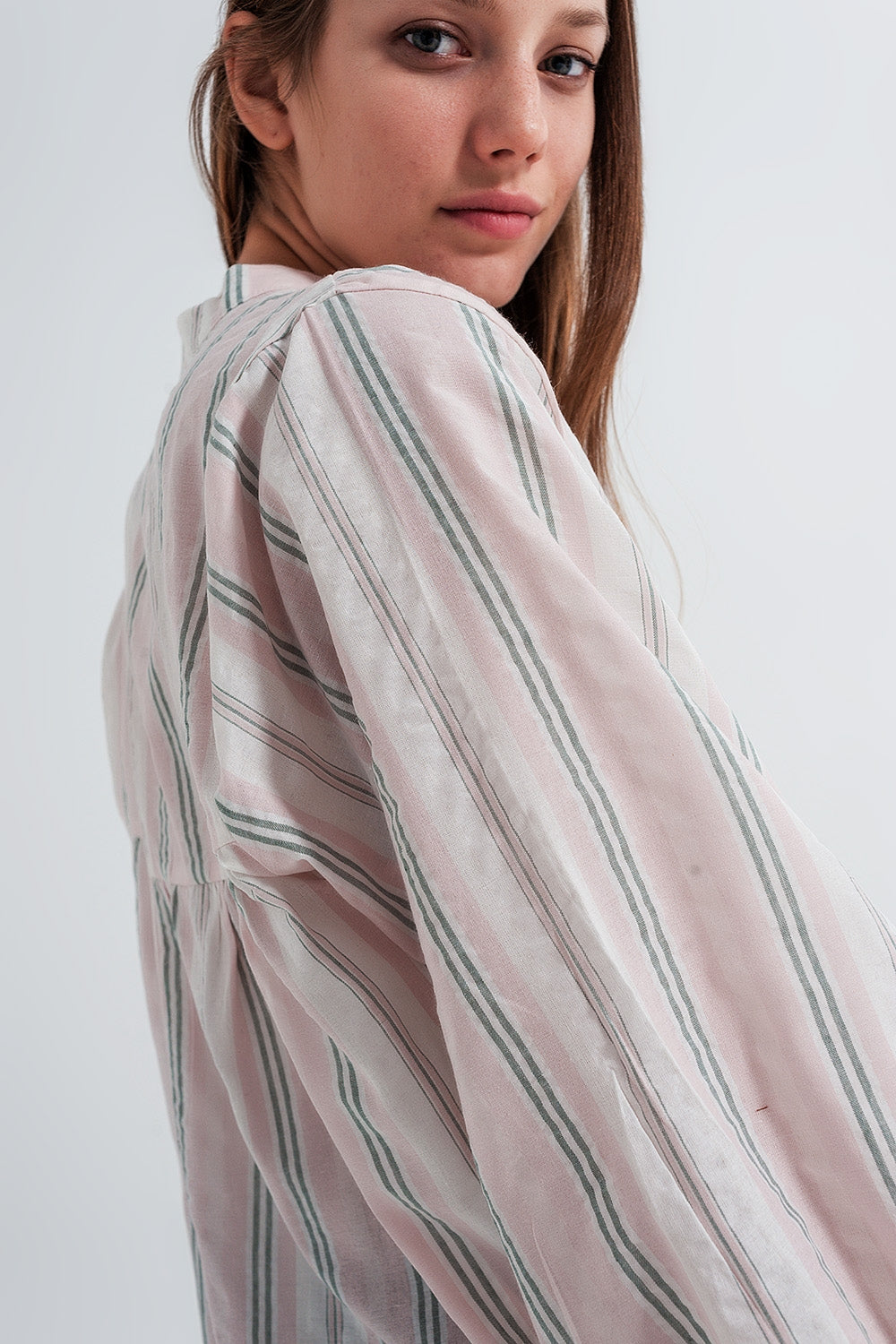 Camisa rosa de rayas con cuello mao