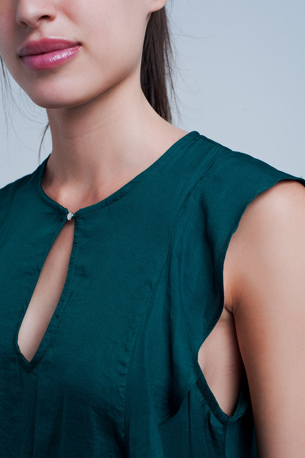 Camisa sin mangas con volantes en verde oscuro