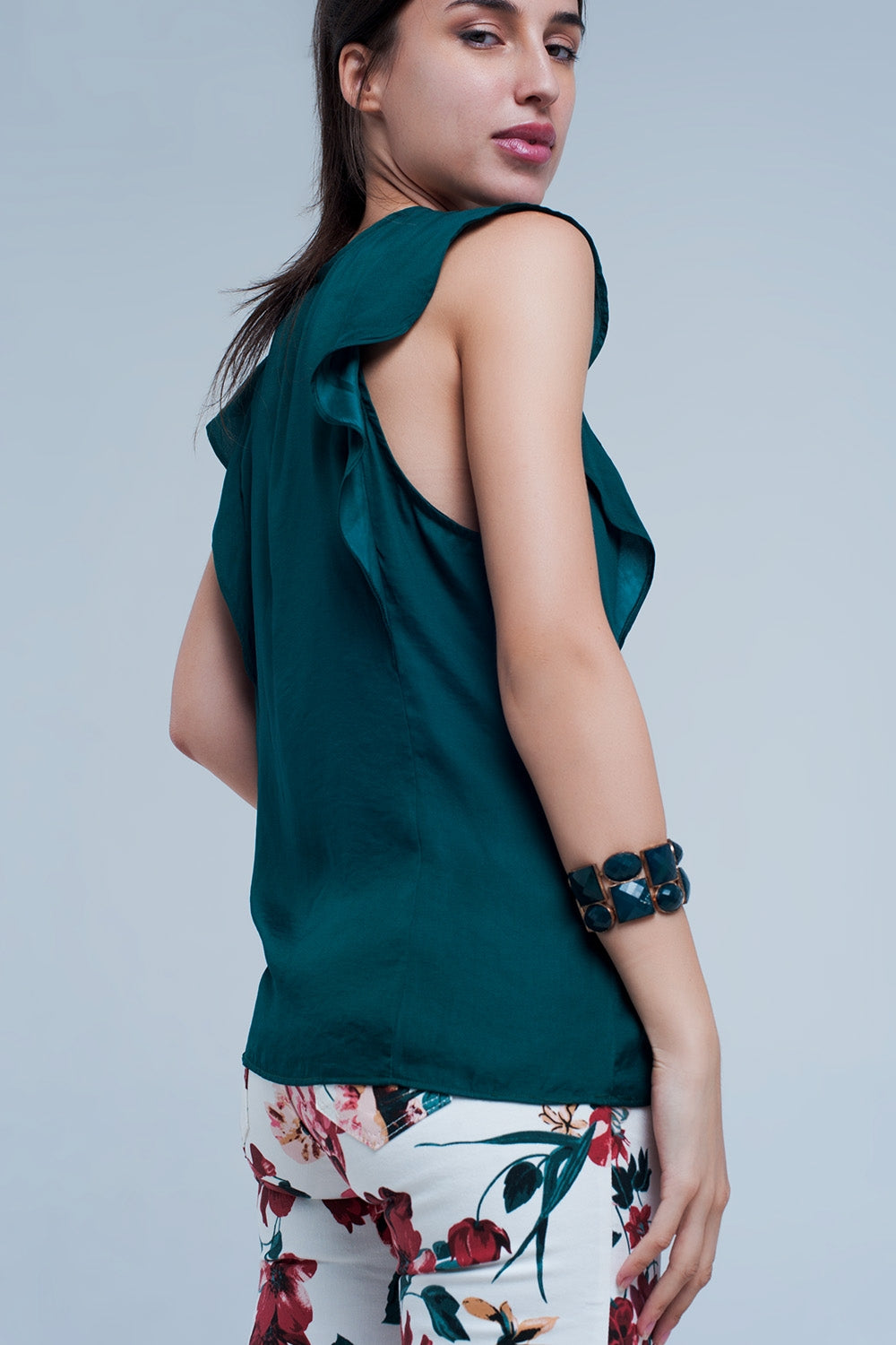 Camisa sin mangas con volantes en verde oscuro