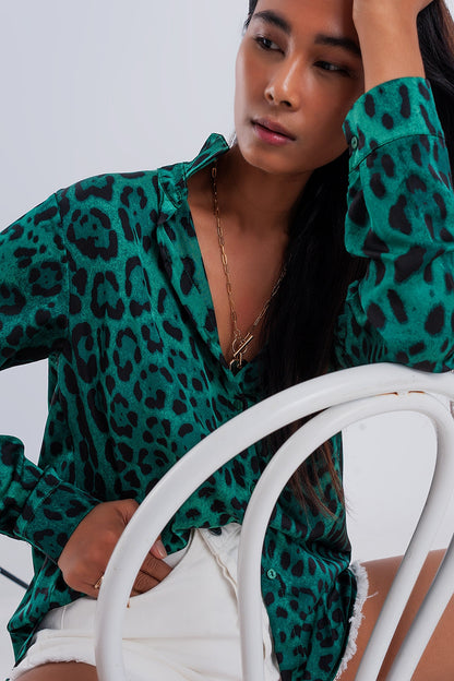 Camisa suave de manga larga verde con estampado de animal