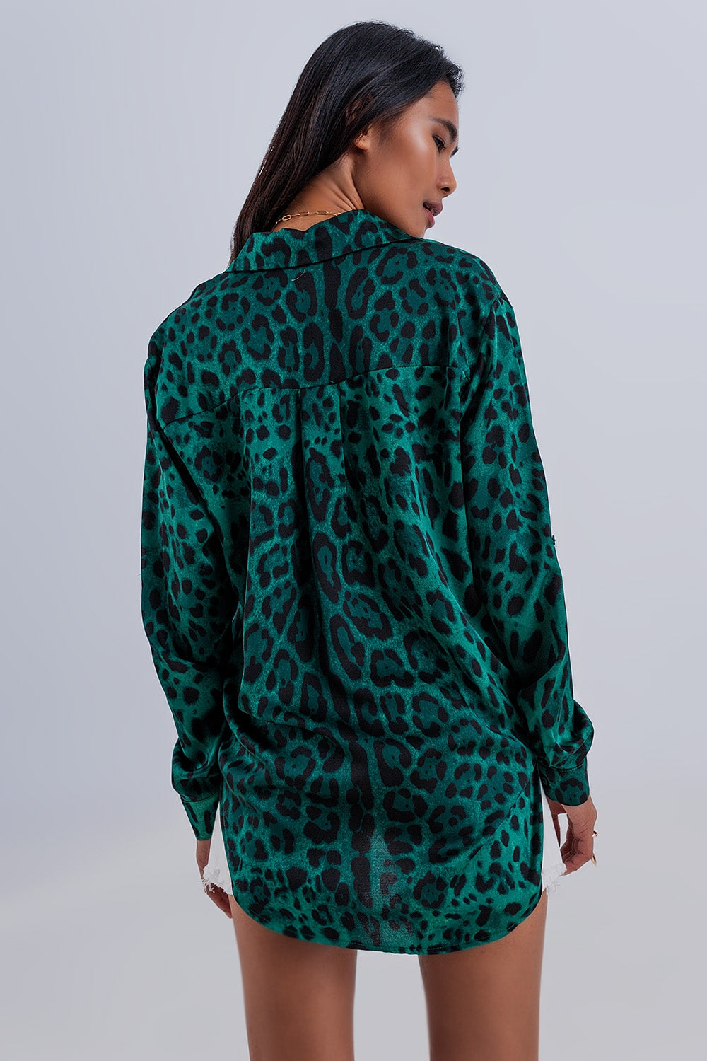 Camisa suave de manga larga verde con estampado de animal