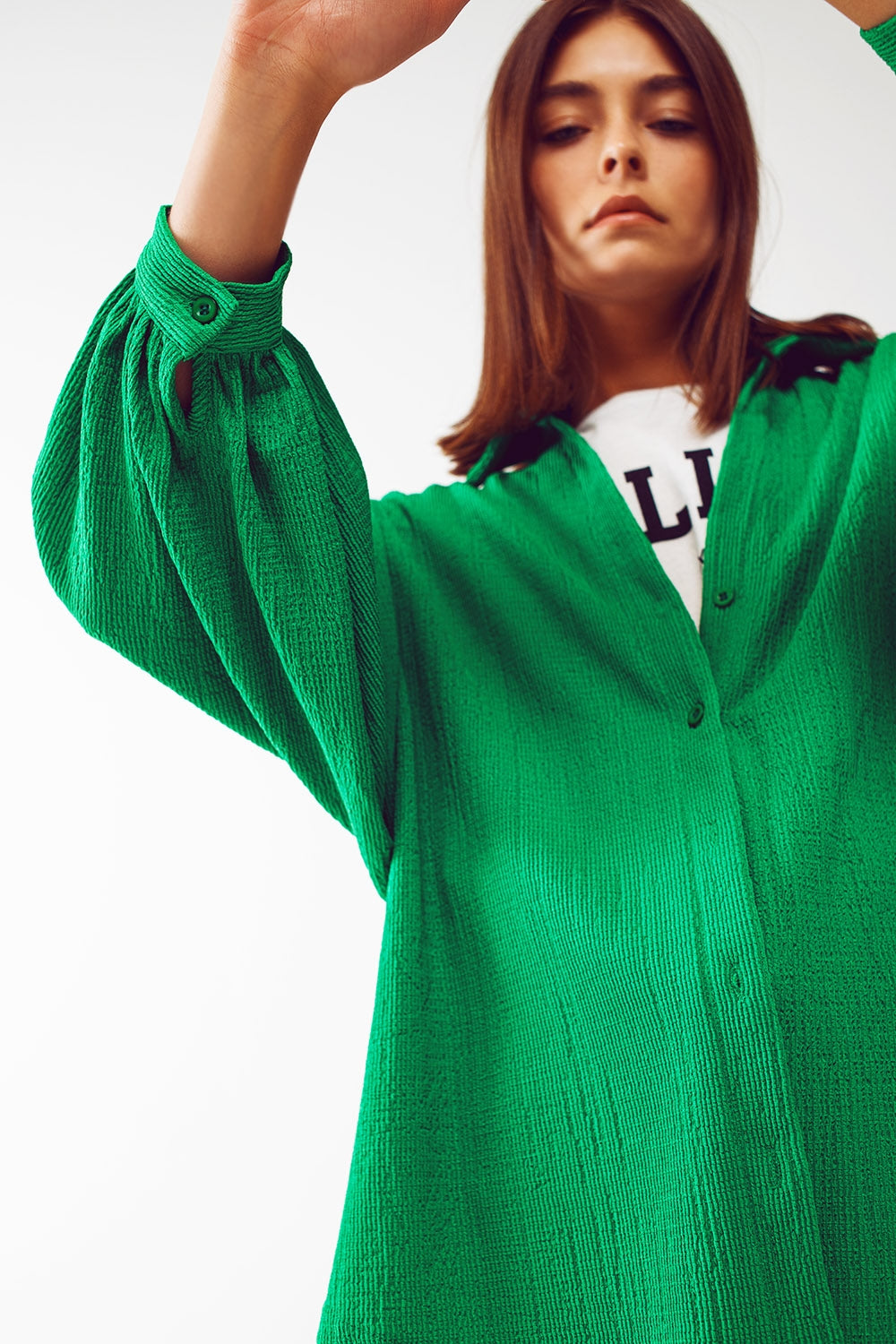Camisa texturizada con mangas abullonadas en verde