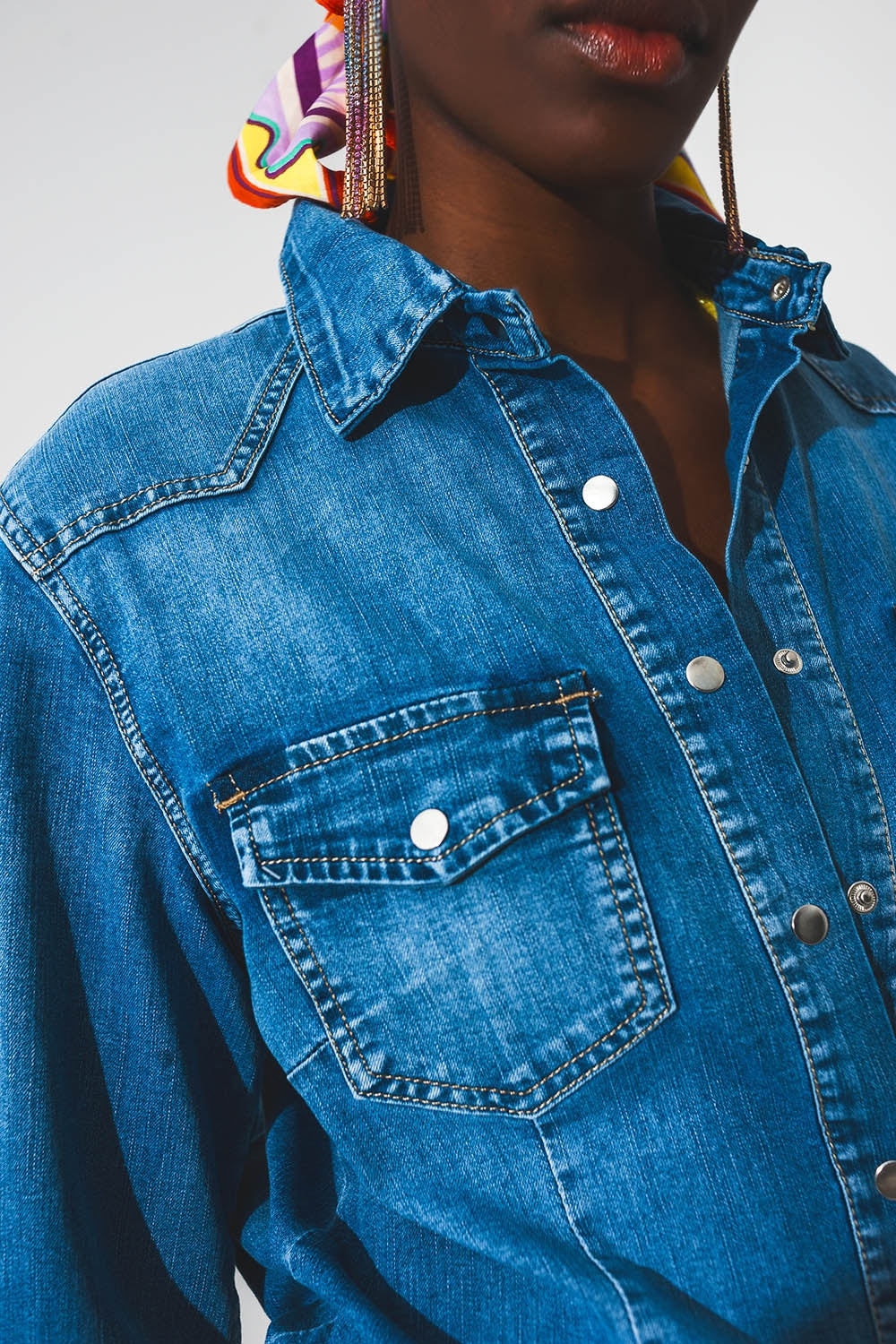 Camisa vaquera elástica en azul medio