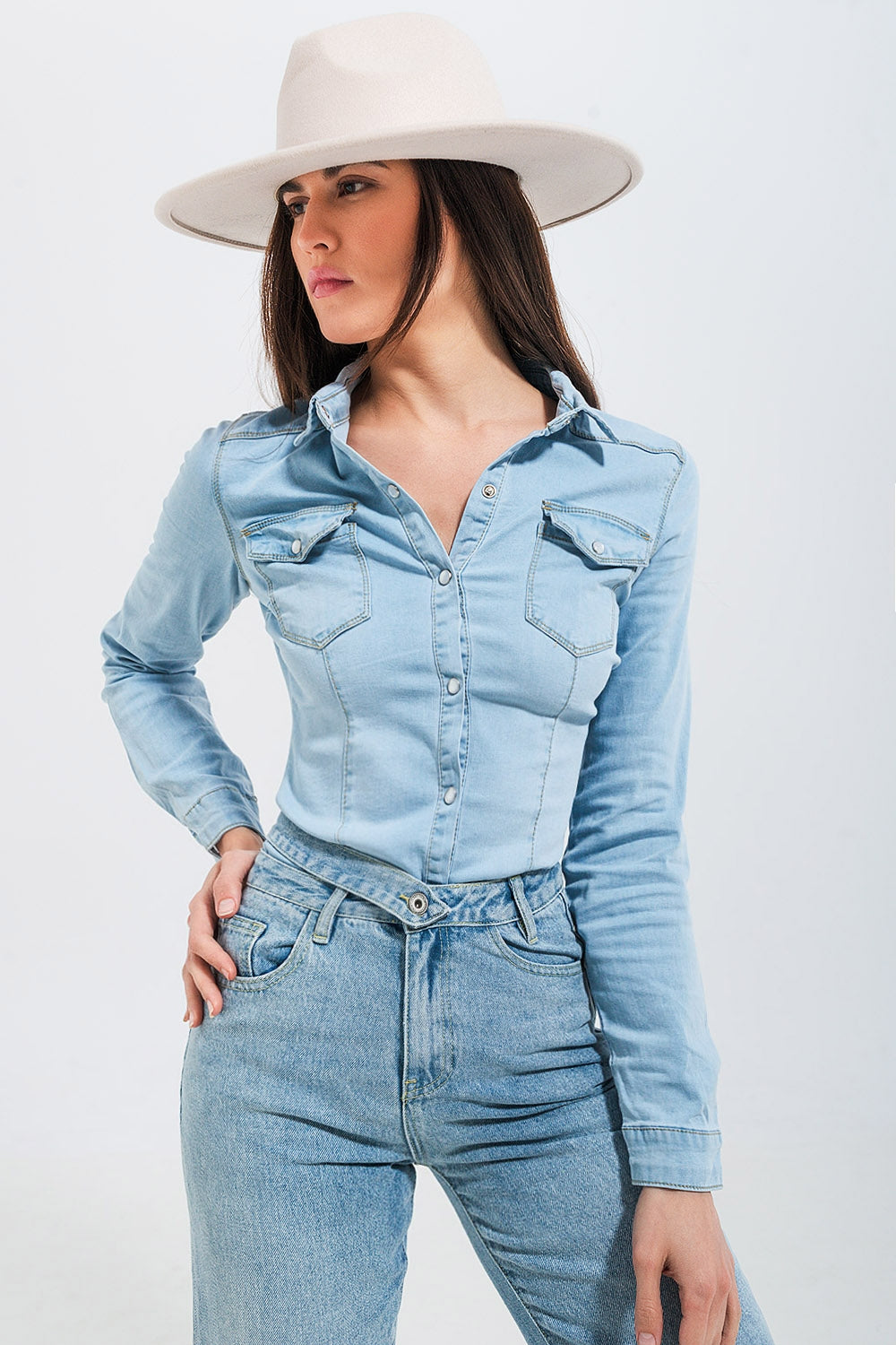 Camisa vaquera estilo western entallada con lavado azul claro