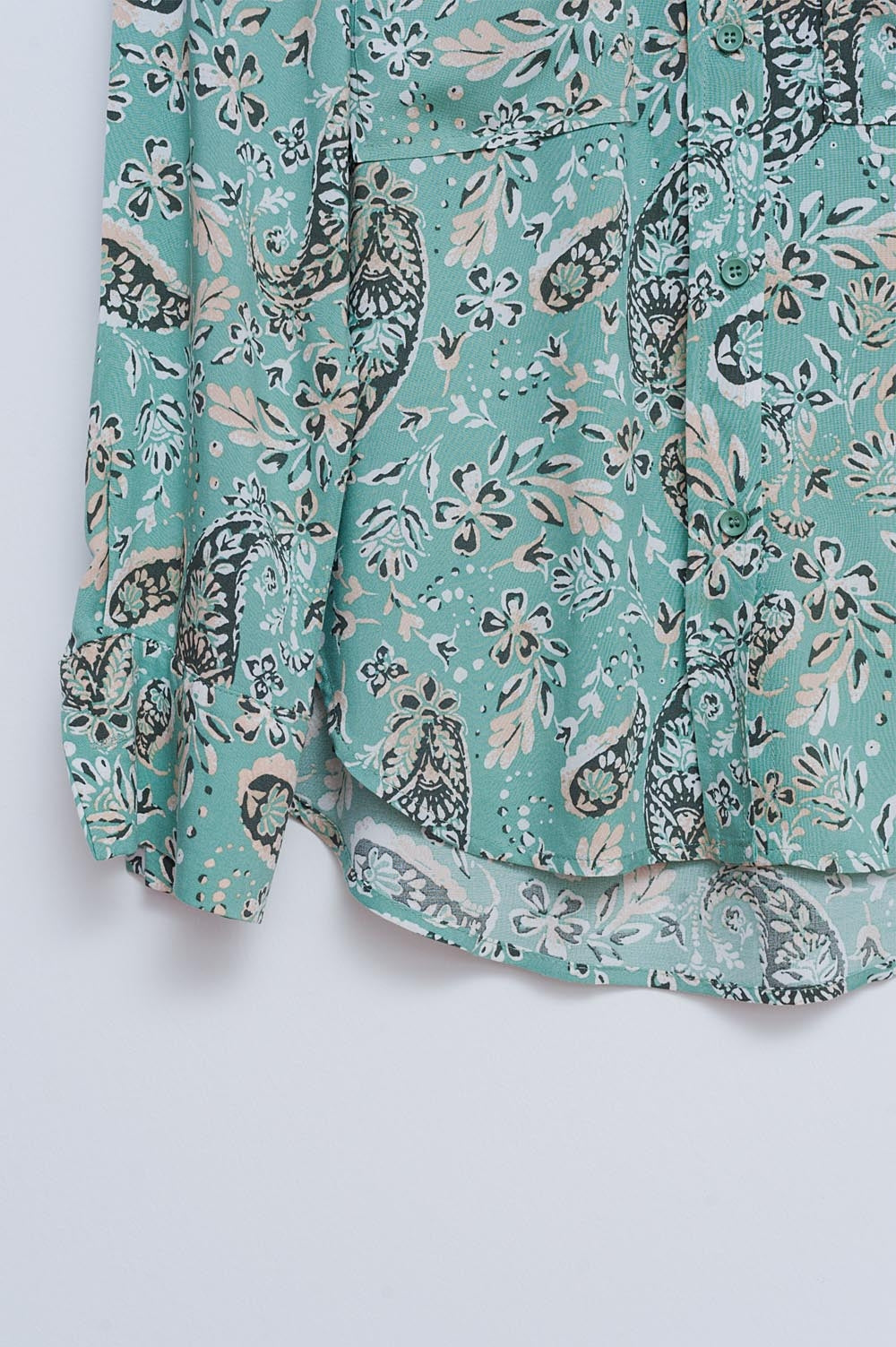 Camisa verde de manga larga con estampado floral y de cachemir