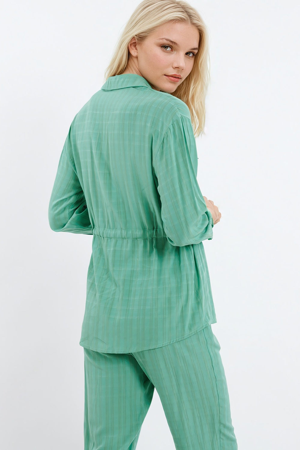 Camisa verde de manga larga y cintura anudada