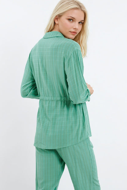 Camisa verde de manga larga y cintura anudada
