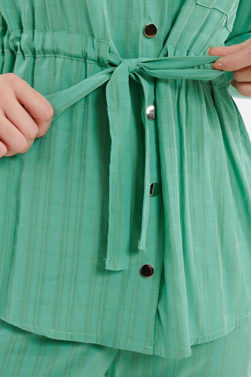 Camisa verde de manga larga y cintura anudada
