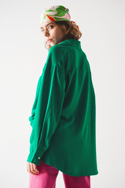 Camisa verde extragrande con detalle de bolsillo