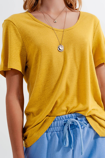 Camiseta amarilla con cuello ancho en tejido de mezcla de lino