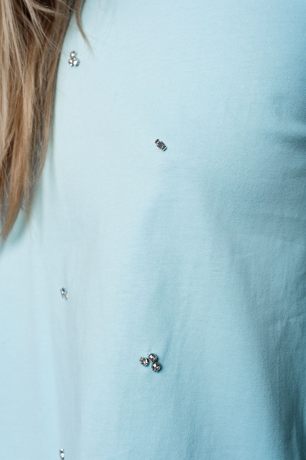 Camiseta azul con detalle de strass