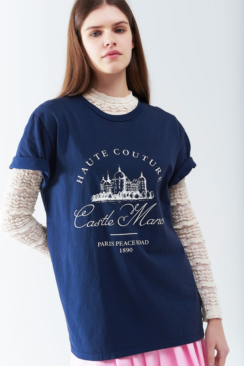 Camiseta azul con diseño de castillo
