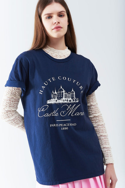 Camiseta azul con diseño de castillo