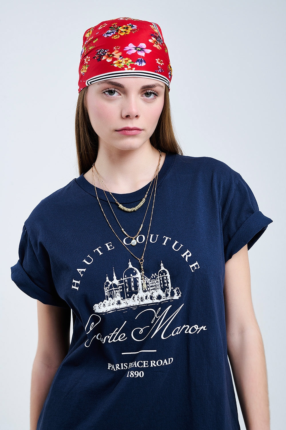 Camiseta azul con diseño de castillo