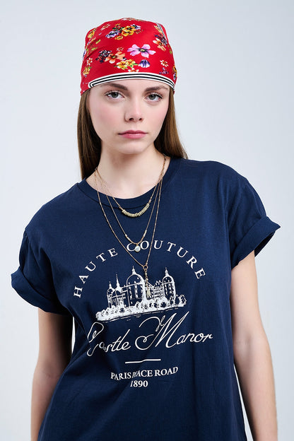 Camiseta azul con diseño de castillo