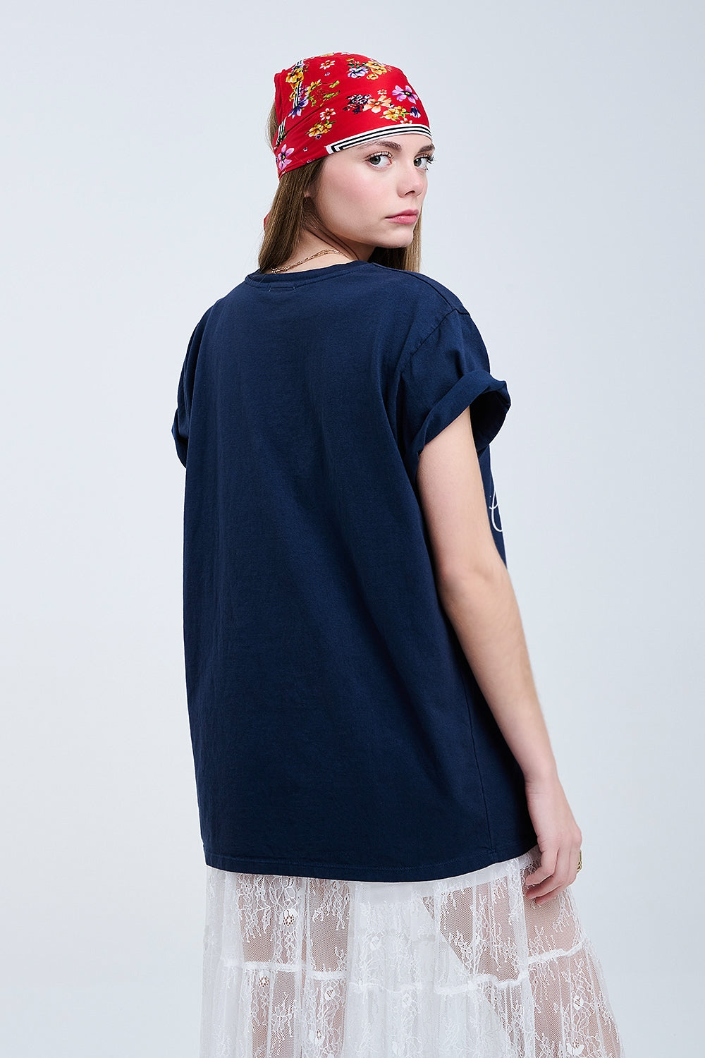 Camiseta azul con diseño de castillo
