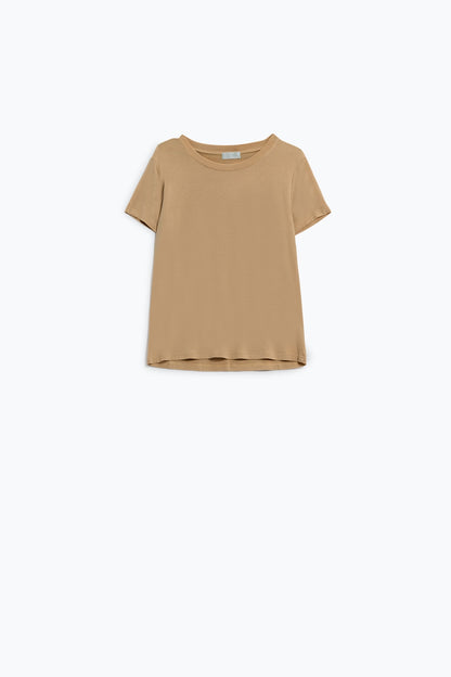 Q2 Camiseta básica de viscosa camel con cuello redondo