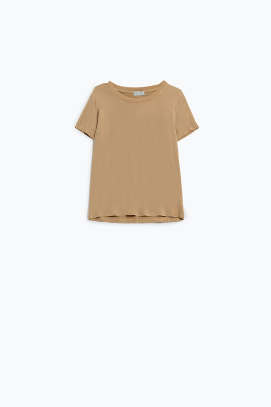 Q2 Camiseta básica de viscosa camel con cuello redondo