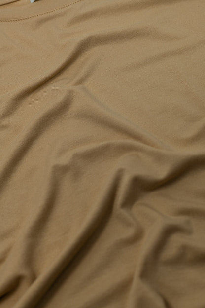 Camiseta básica de viscosa camel con cuello redondo