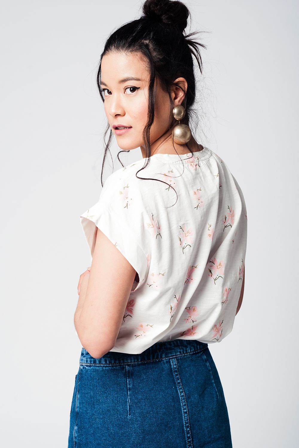 Q2 Camiseta blanca con estampado de flores