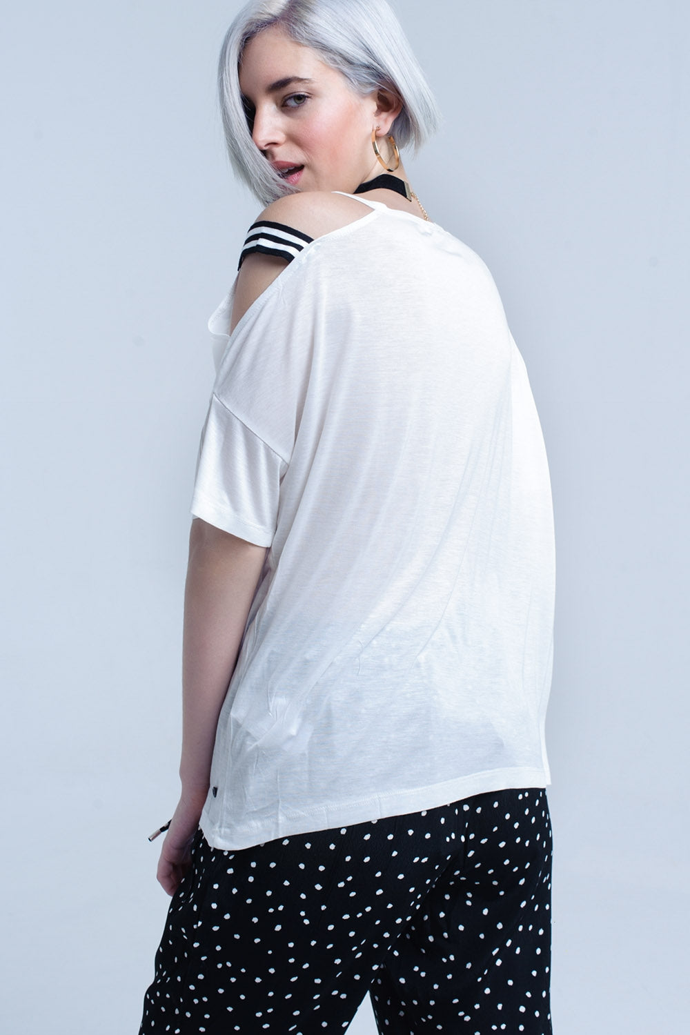 Camiseta blanca con un hombro abierto