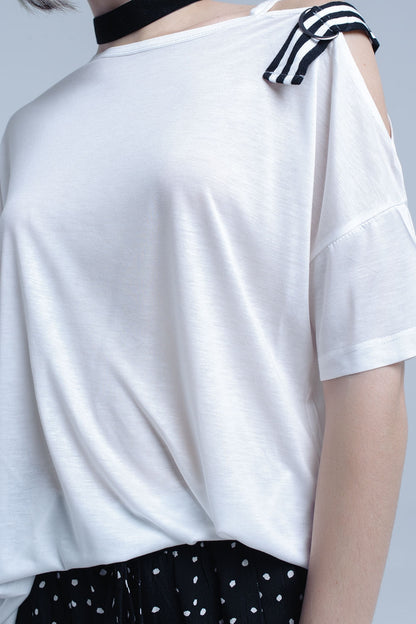 Camiseta blanca con un hombro abierto