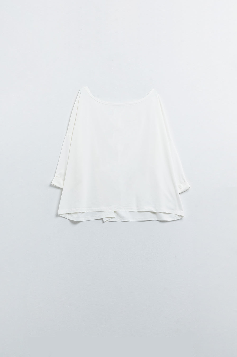 Q2 camiseta blanca de tejido elástico fino con cuello barco