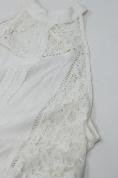 Camiseta blanca de tirantes con encaje y diseño acampanado