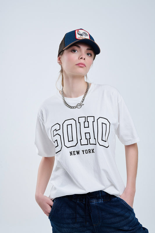 Q2 Camiseta blanca oversize con Soho New York en la parte delantera