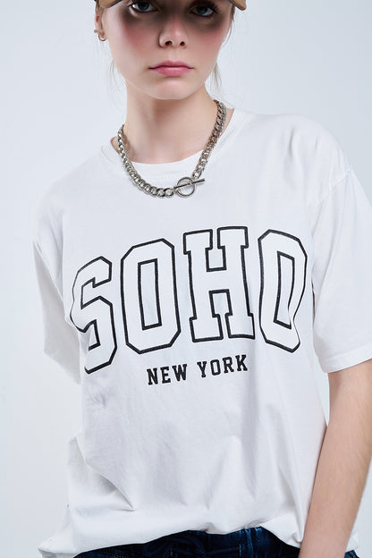 Camiseta blanca oversize con Soho New York en la parte delantera