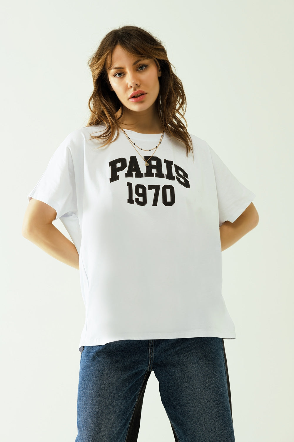Camiseta blanca oversize estampada paris 1970 en negro