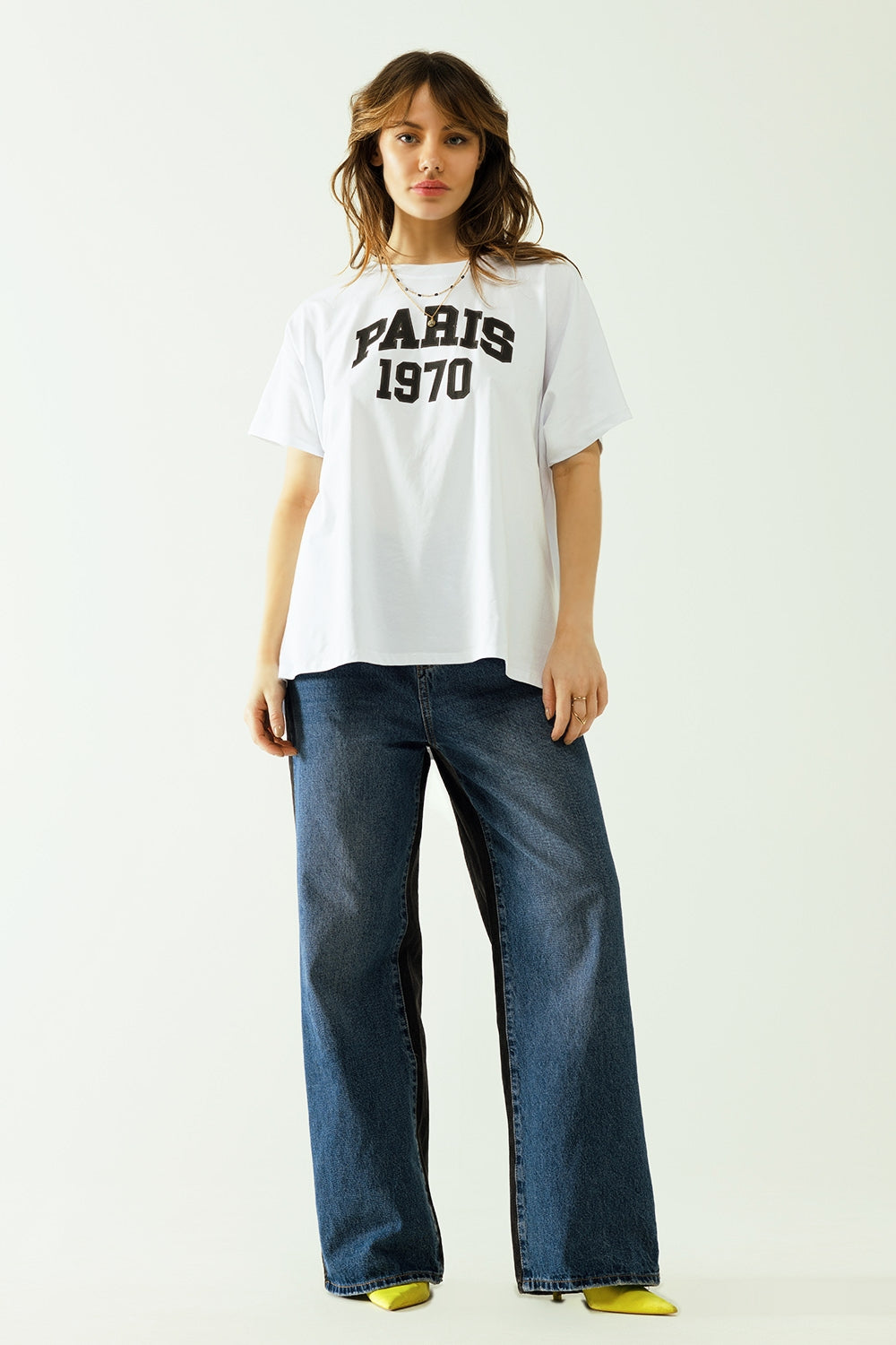 Camiseta blanca oversize estampada paris 1970 en negro