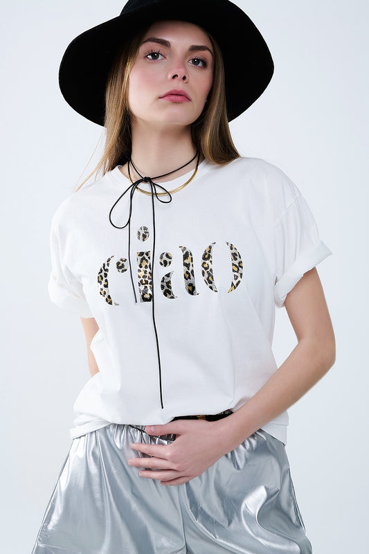 Q2 camiseta blanca relajada con ciao en estampado de leopardo