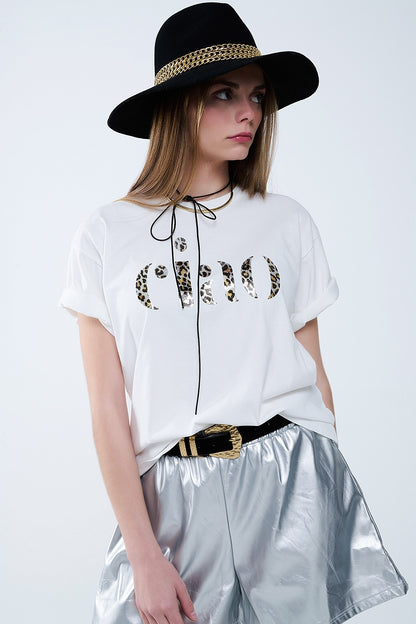 camiseta blanca relajada con ciao en estampado de leopardo