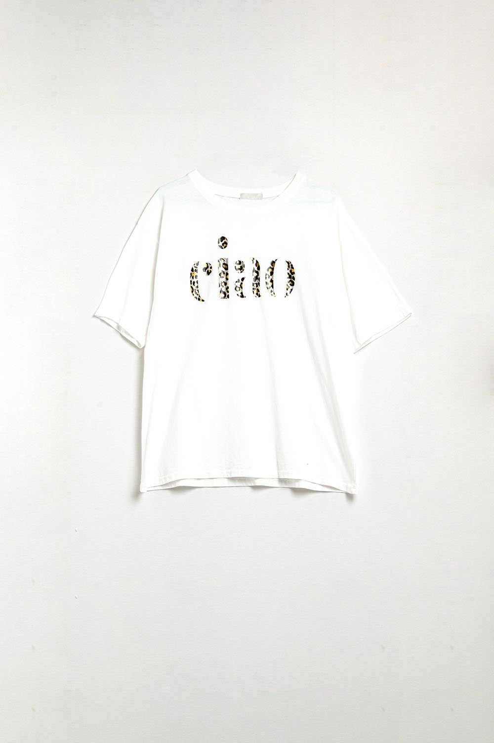 camiseta blanca relajada con ciao en estampado de leopardo