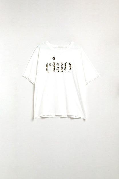 camiseta blanca relajada con ciao en estampado de leopardo