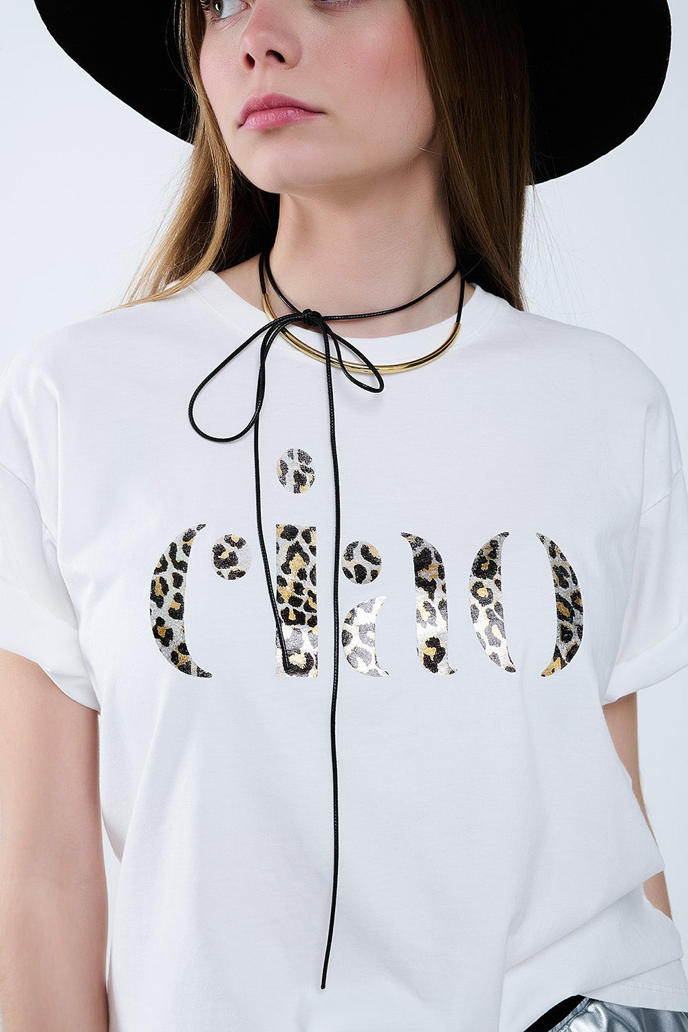 camiseta blanca relajada con ciao en estampado de leopardo