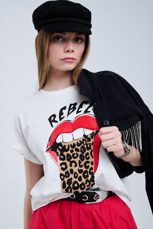 Q2 Camiseta blanca relajada con estampado gráfico Rebel y Lips