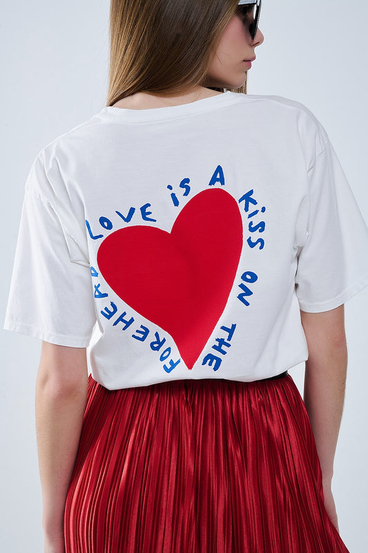 Q2 Camiseta blanca relajada con un diseño de corazón en la parte delantera y trasera