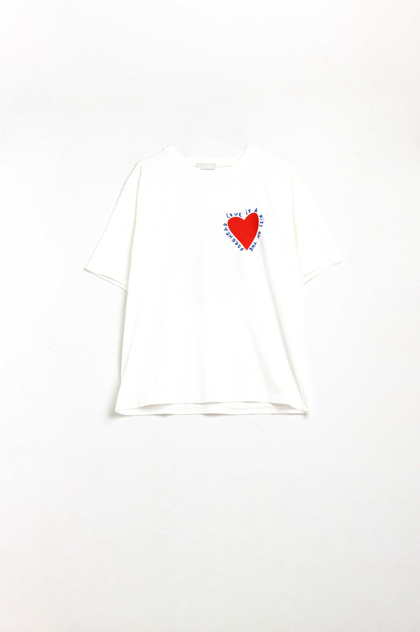 Camiseta blanca relajada con un diseño de corazón en la parte delantera y trasera