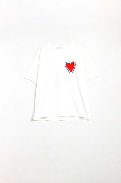 Camiseta blanca relajada con un diseño de corazón en la parte delantera y trasera