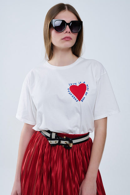 Camiseta blanca relajada con un diseño de corazón en la parte delantera y trasera