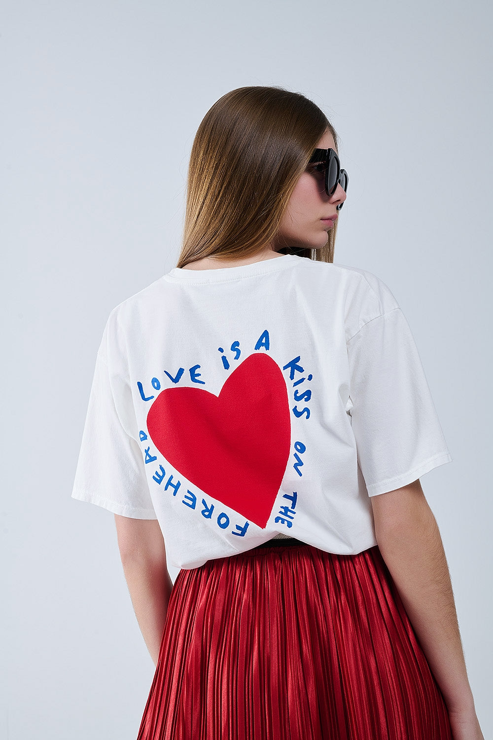 Camiseta blanca relajada con un diseño de corazón en la parte delantera y trasera