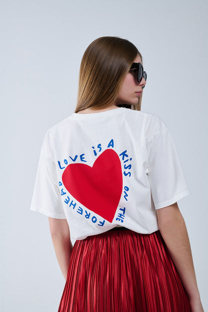 Camiseta blanca relajada con un diseño de corazón en la parte delantera y trasera