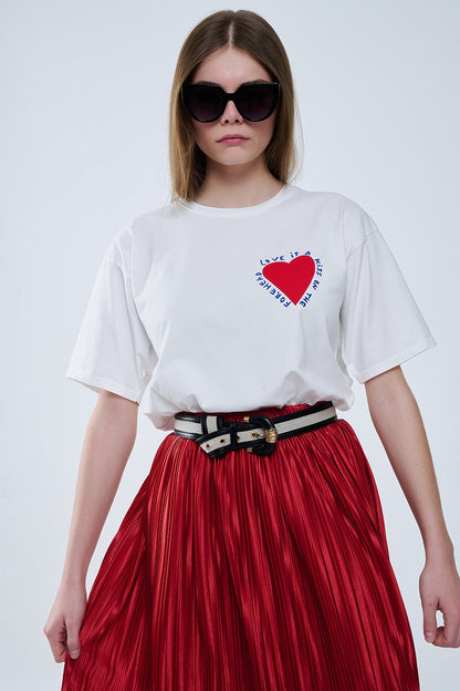 Camiseta blanca relajada con un diseño de corazón en la parte delantera y trasera